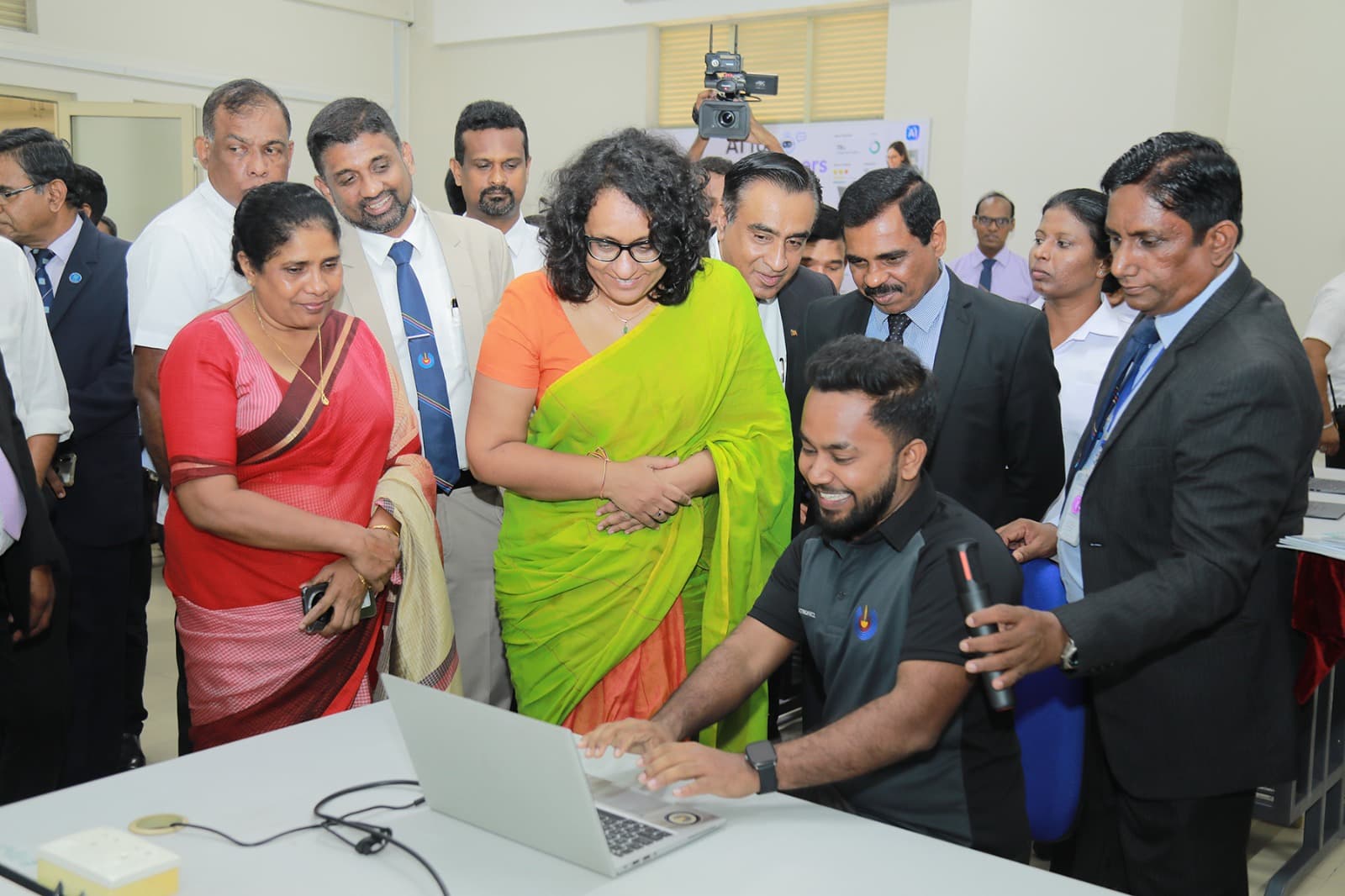 Demonstrating of AI Lab with students 2