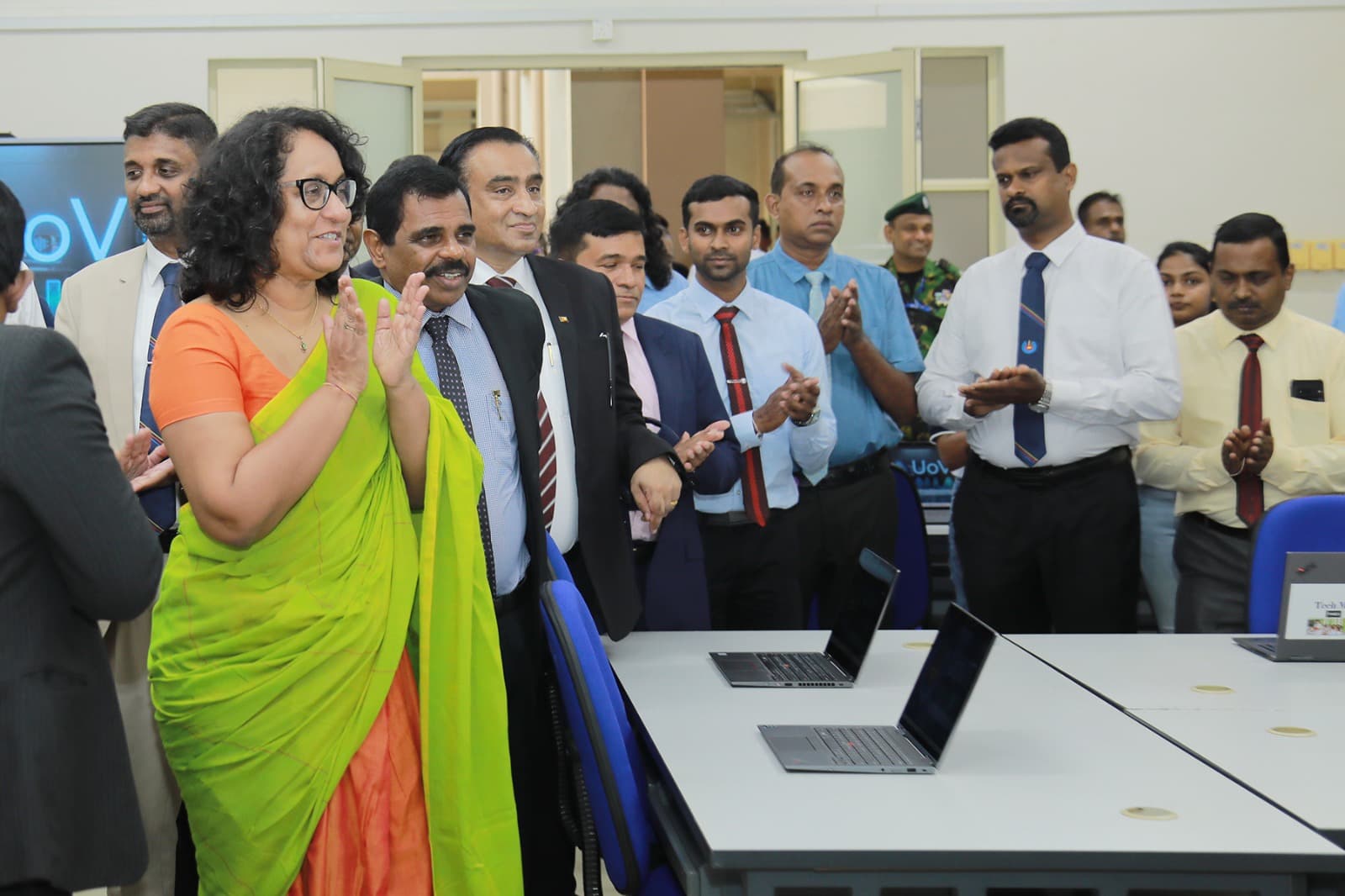 Demonstrating of AI Lab with students