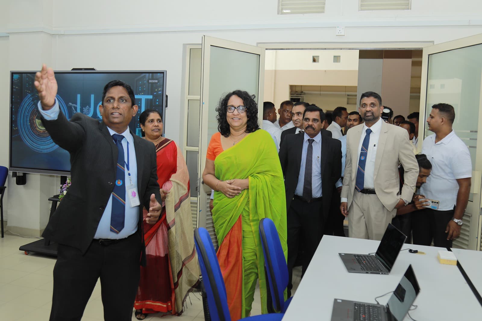 Prime Minister Briefed on AI Laboratory Facilities